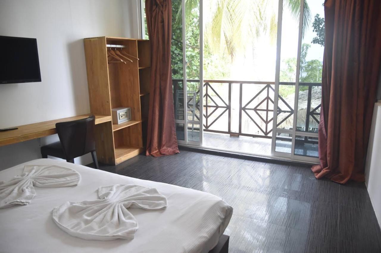 Seven Corals Hotel Maafushi Bagian luar foto